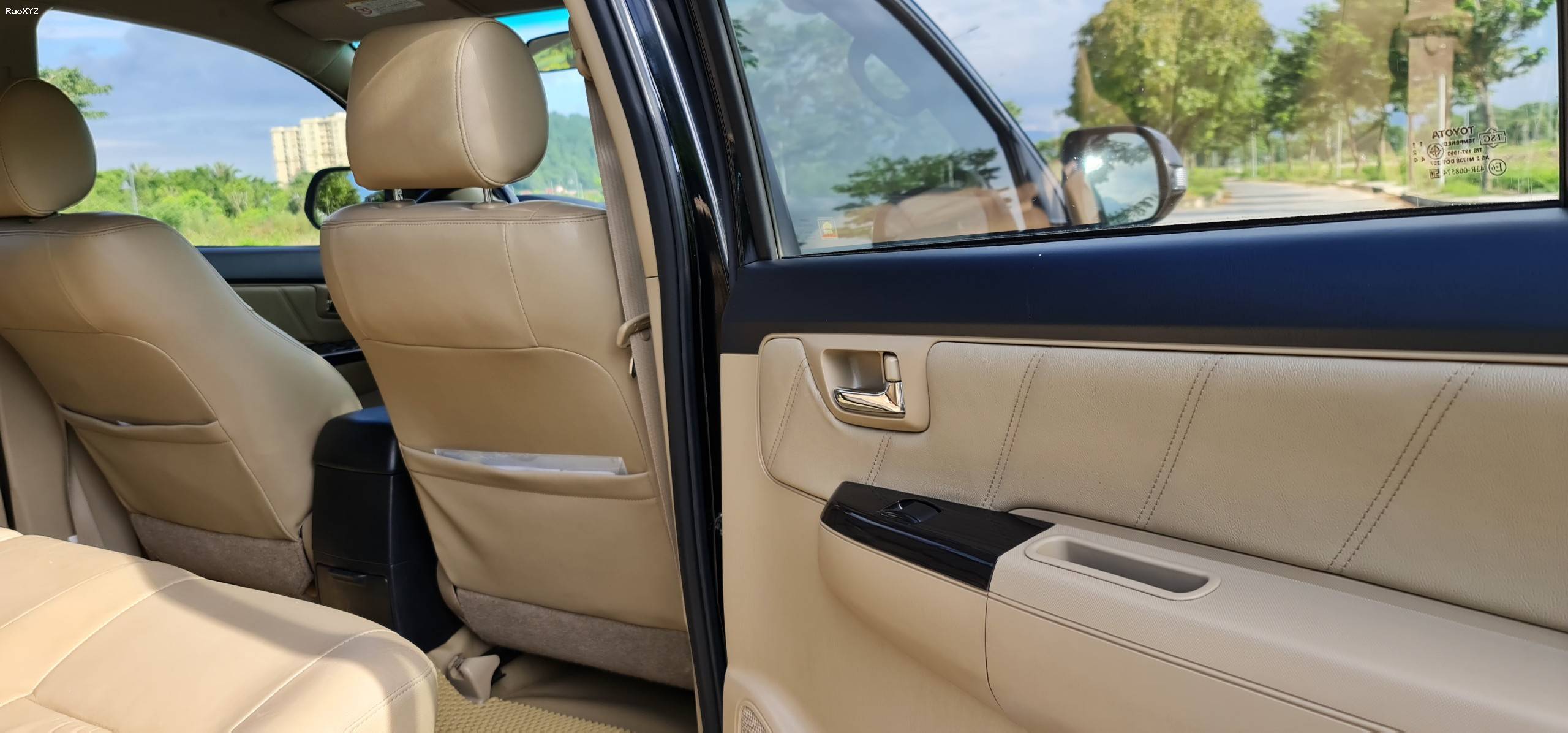 Chính chủ bán xe Toyota Fortuner đời 2015 màu đen nội thất kem, 2.7 một cầu máy xăng số tự động.