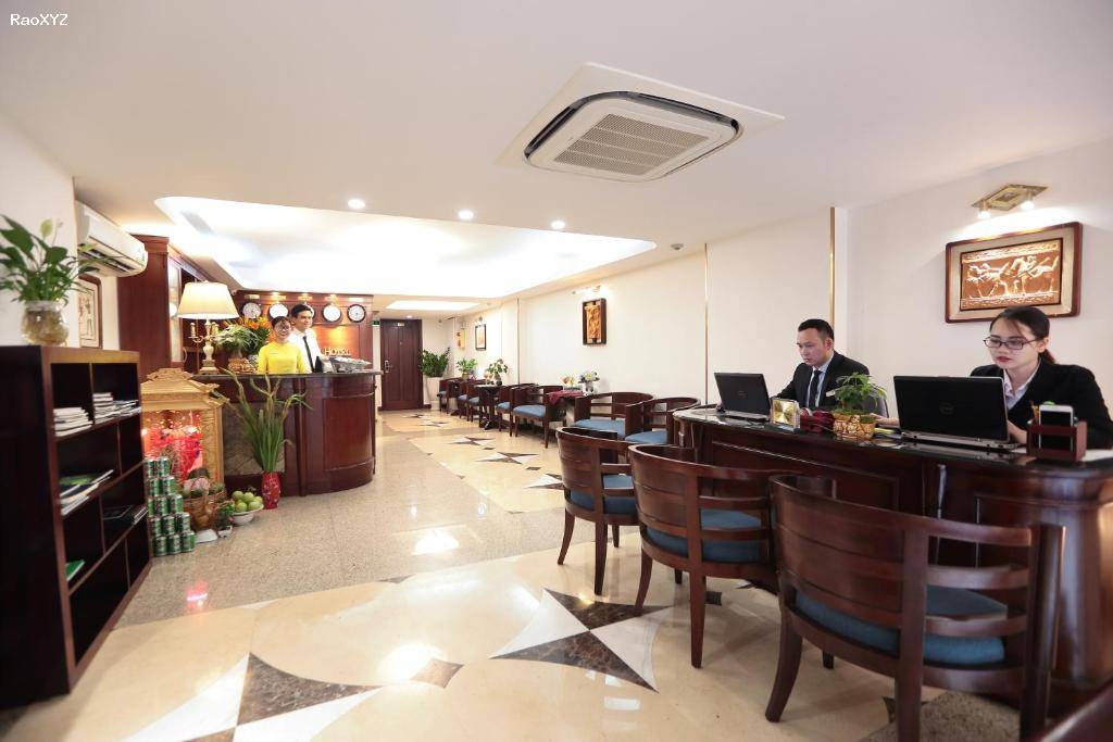 Bán nhà mặt phố Chùa Láng, vị trí VIP, mặt tiền rộng 6m, DT 50m2. Kinh doanh cực tốt.