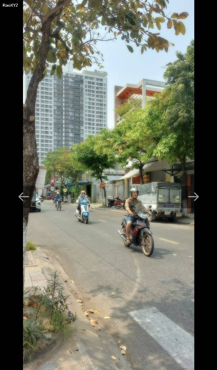 - Nhà 2 tầng lô góc 3 mặt tiền khủng kinh doanh đường Phạm Cư Lượng gần biển Phạm Văn Đồng. Giá 10.8 tỷ.