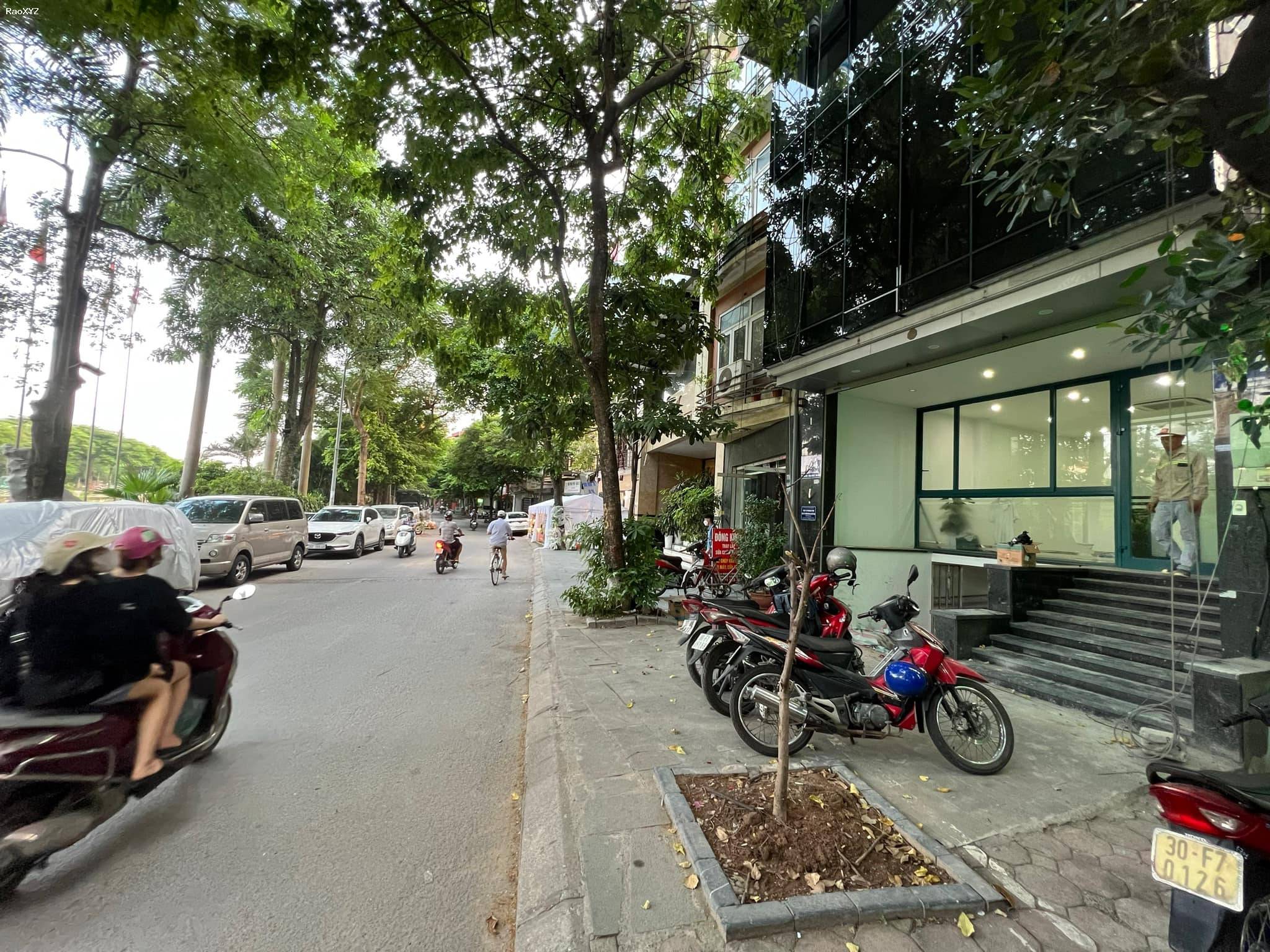 Chủ gửi bán nhanh nhà Nguyễn Đình Hoàn 7 tầng đẹp như mơ, mặt tiền 5.5m giá thương lượng sâu