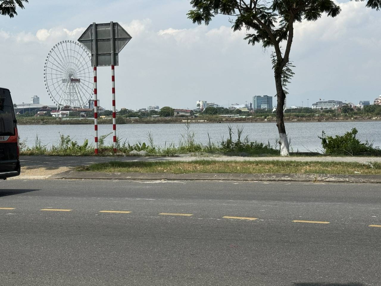 - Lô đôi mặt đường Chương Dương bờ Sông Hàn, gần dự án Pháo đài Pháo hoa, diện tích 200 m2, Gía bán 28 tỷ.
