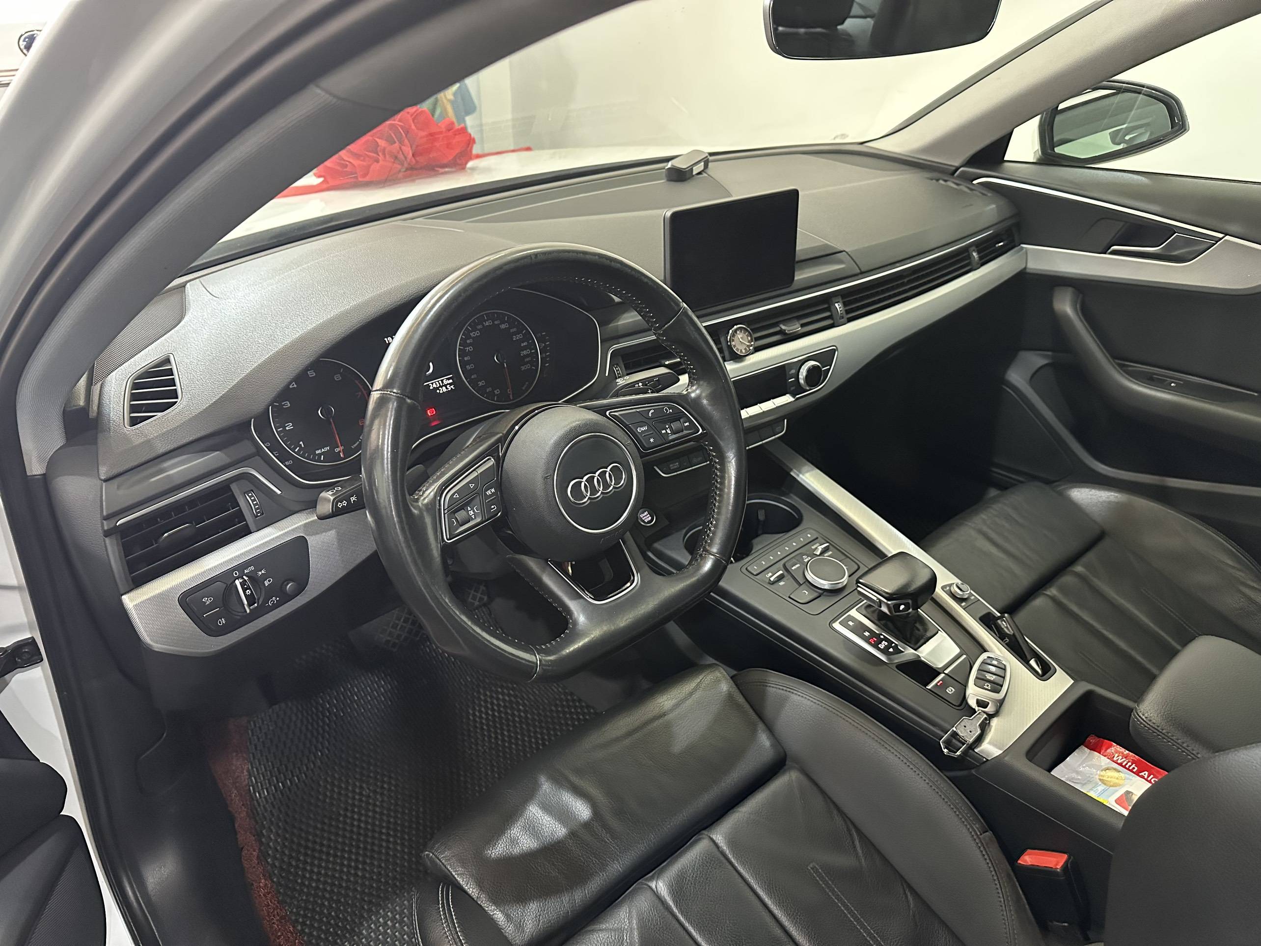 Audi A4 facelift sản xuất 2016 mầu trắng nội thất đen.