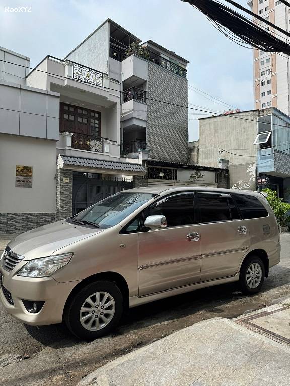 Bán xe Toyota innova 2.0E MT - 2013 - Giá 295 triệu .